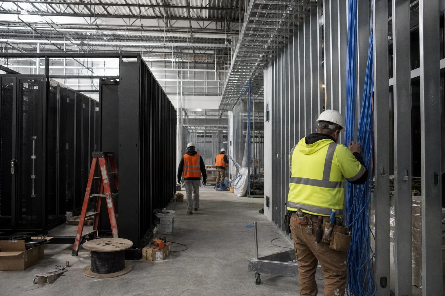 Les entreprises d'IA recrutent des électriciens et des charpentiers par milliers pour construire des centres
